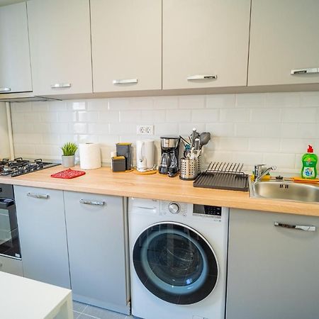 Refreshingly Chic: Newly Renovated 2Br Apartment Bukares Bagian luar foto