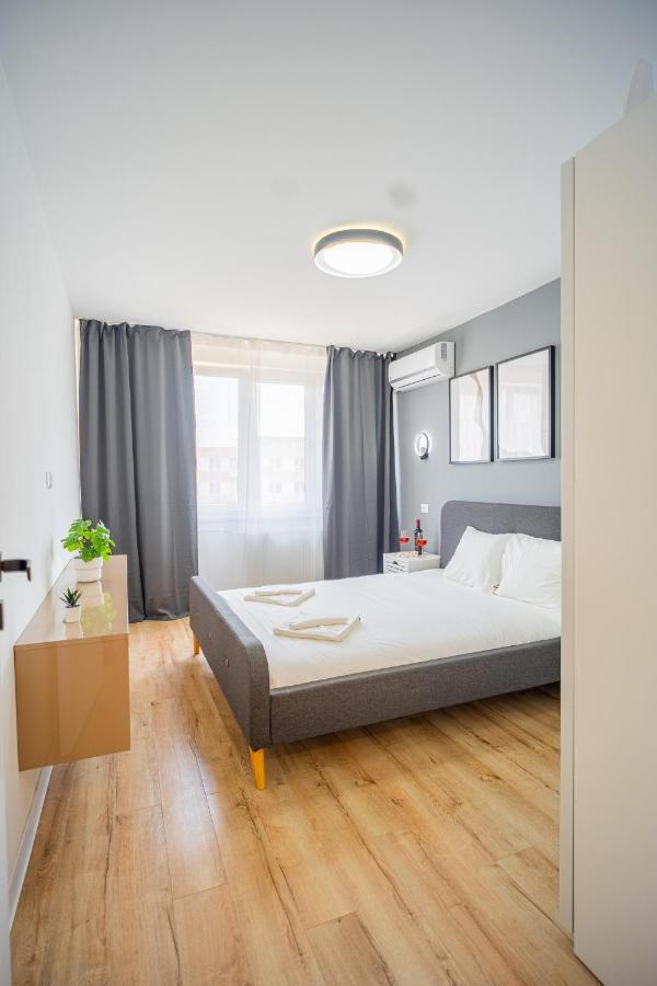 Refreshingly Chic: Newly Renovated 2Br Apartment Bukares Bagian luar foto