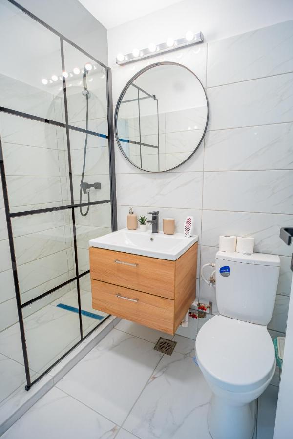 Refreshingly Chic: Newly Renovated 2Br Apartment Bukares Bagian luar foto
