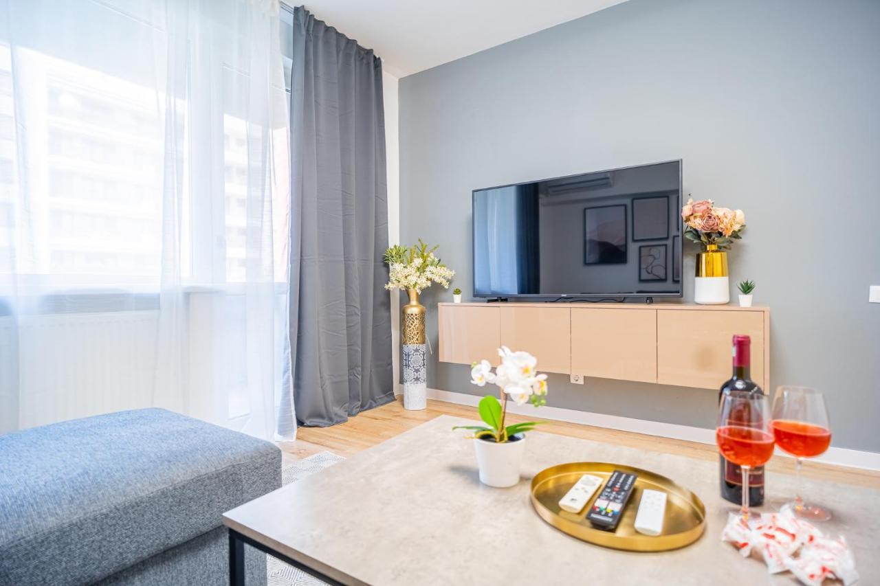 Refreshingly Chic: Newly Renovated 2Br Apartment Bukares Bagian luar foto