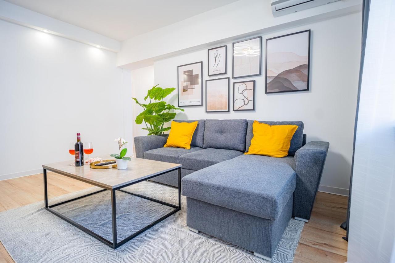 Refreshingly Chic: Newly Renovated 2Br Apartment Bukares Bagian luar foto