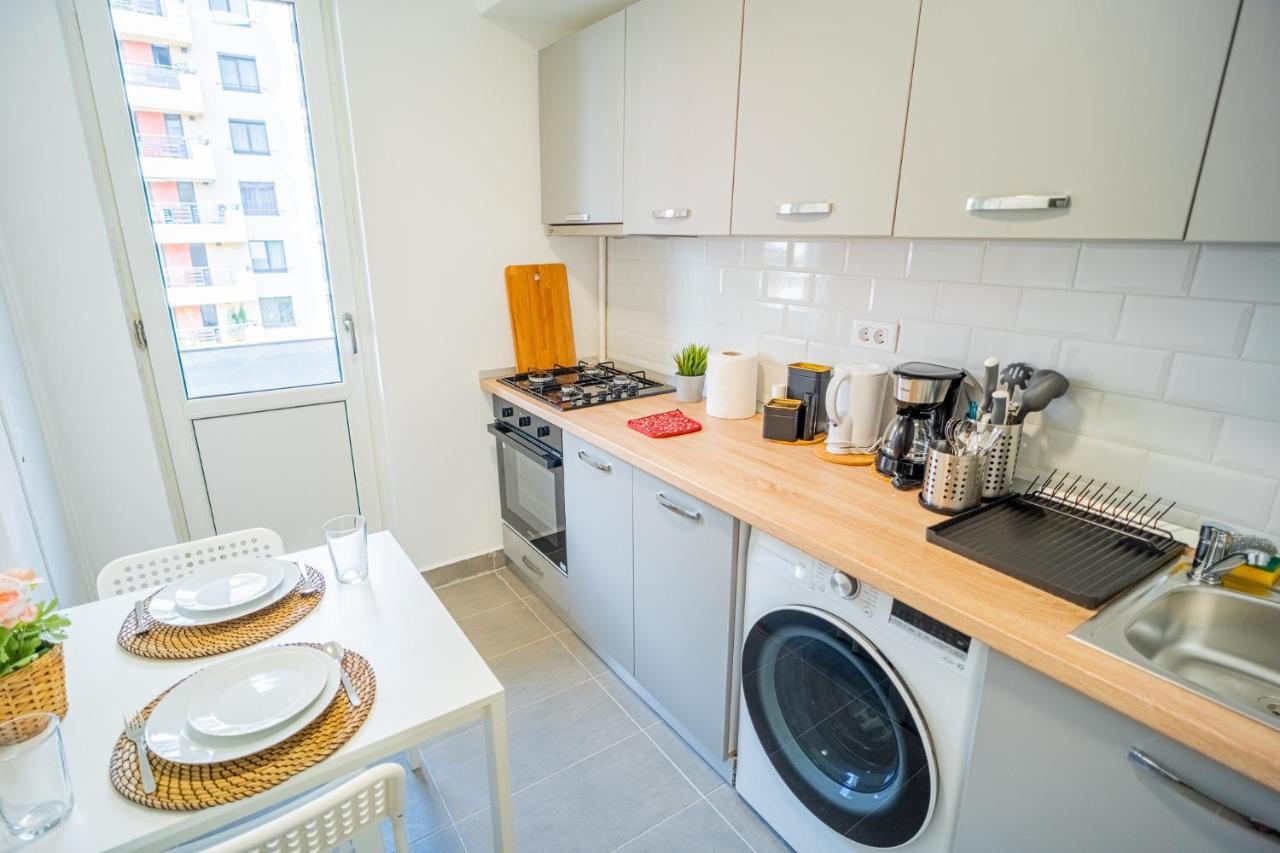 Refreshingly Chic: Newly Renovated 2Br Apartment Bukares Bagian luar foto