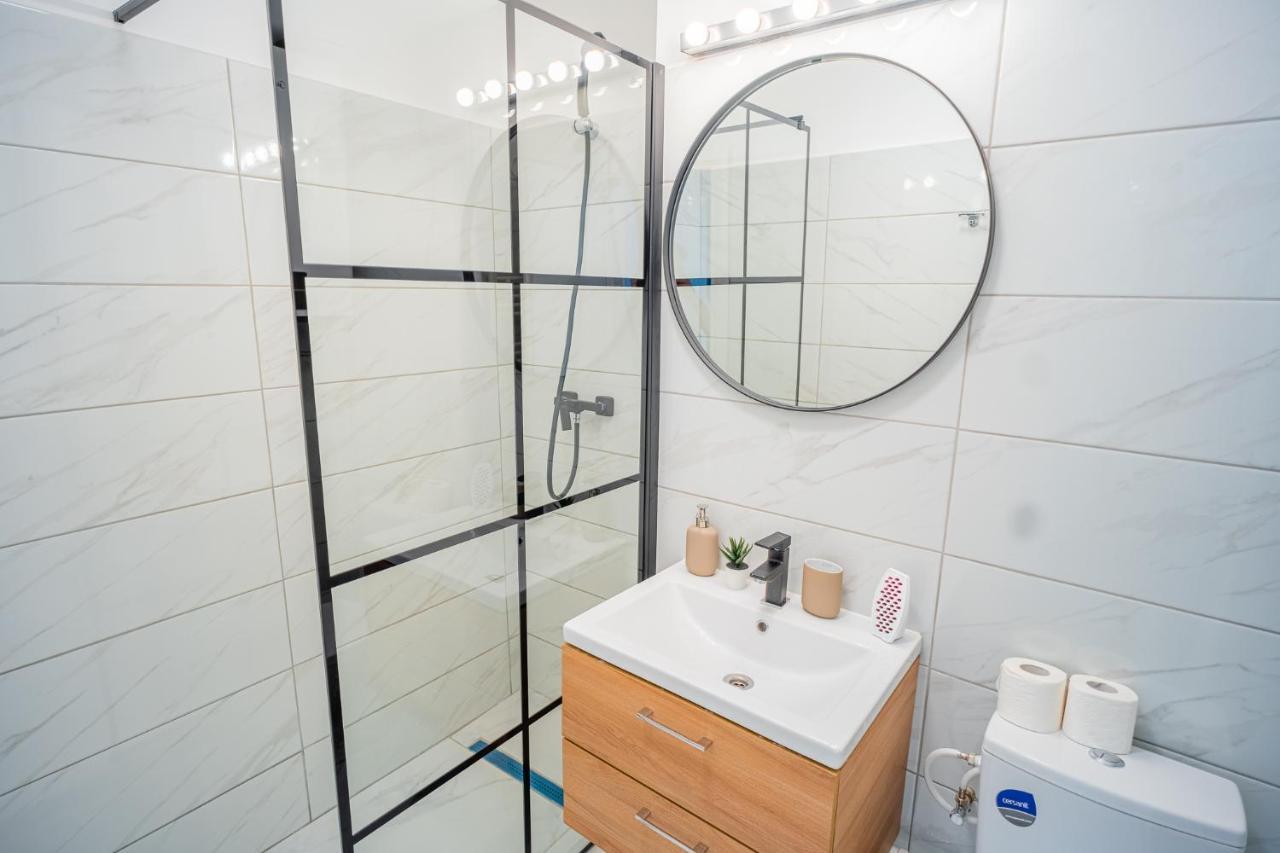 Refreshingly Chic: Newly Renovated 2Br Apartment Bukares Bagian luar foto