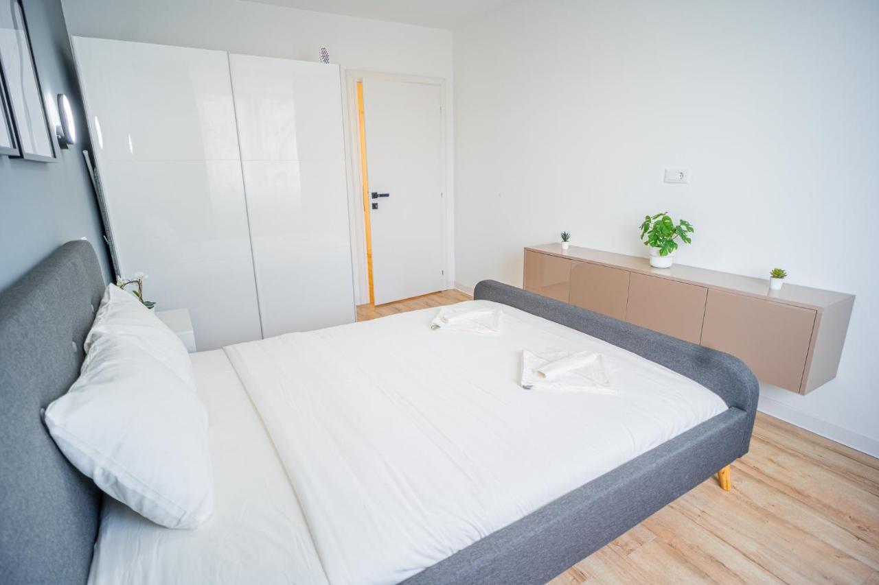 Refreshingly Chic: Newly Renovated 2Br Apartment Bukares Bagian luar foto