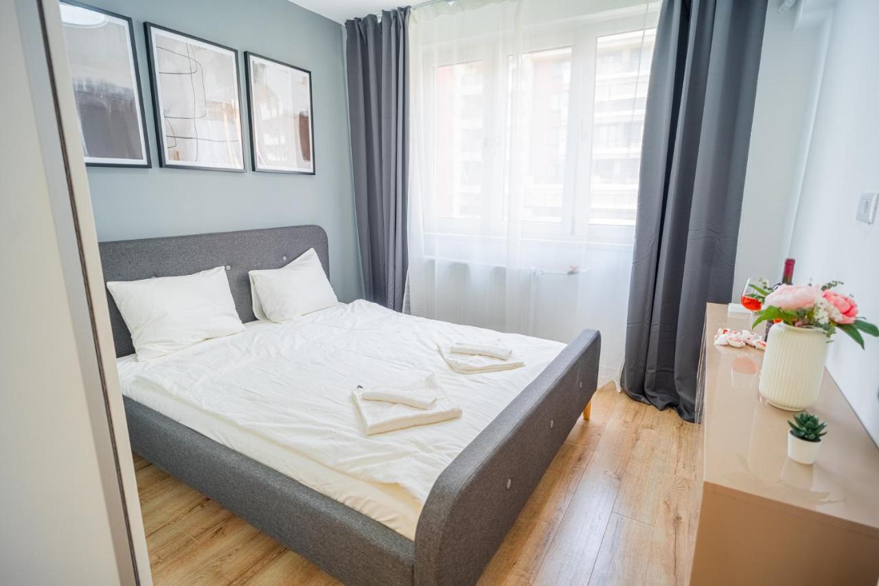 Refreshingly Chic: Newly Renovated 2Br Apartment Bukares Bagian luar foto