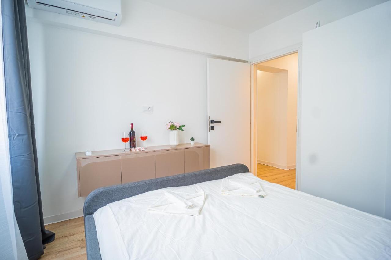 Refreshingly Chic: Newly Renovated 2Br Apartment Bukares Bagian luar foto