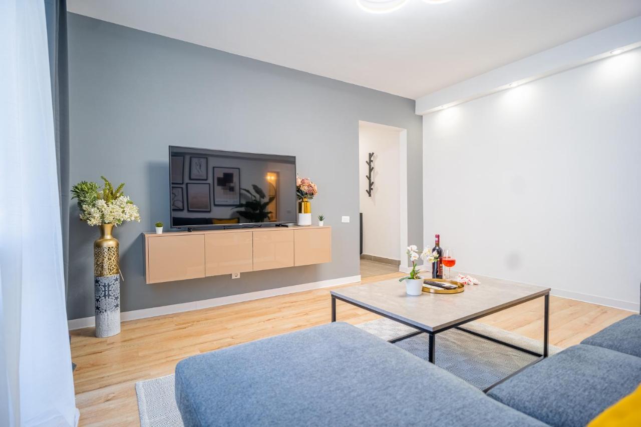 Refreshingly Chic: Newly Renovated 2Br Apartment Bukares Bagian luar foto
