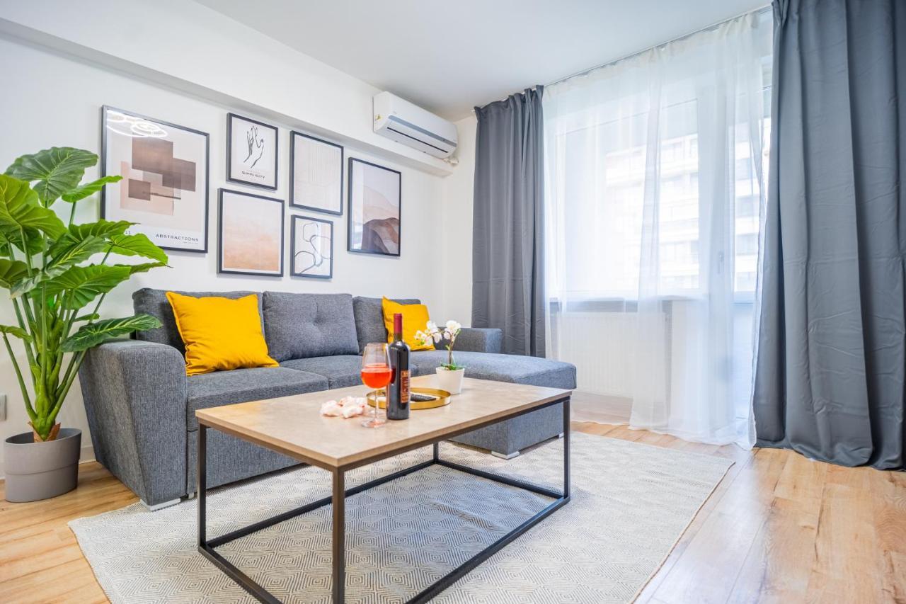 Refreshingly Chic: Newly Renovated 2Br Apartment Bukares Bagian luar foto