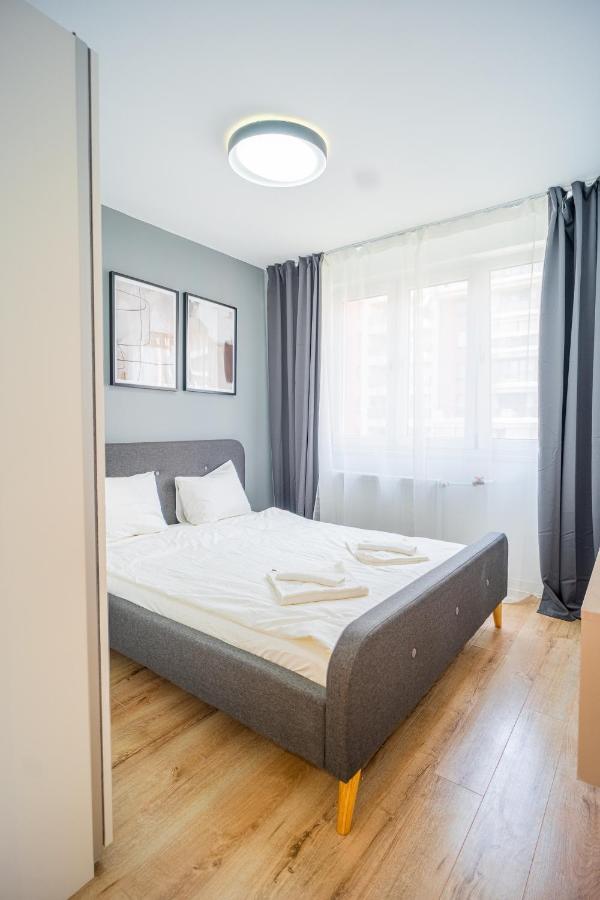 Refreshingly Chic: Newly Renovated 2Br Apartment Bukares Bagian luar foto