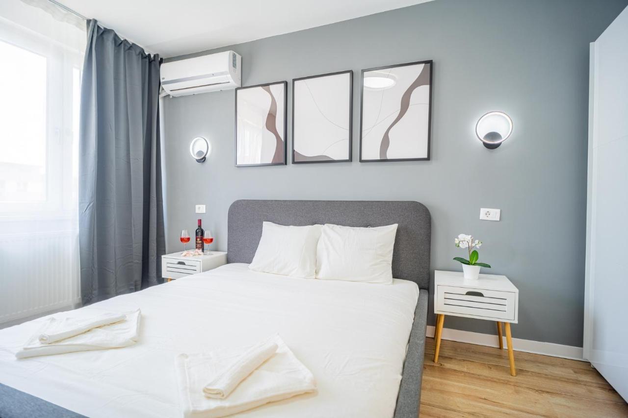 Refreshingly Chic: Newly Renovated 2Br Apartment Bukares Bagian luar foto