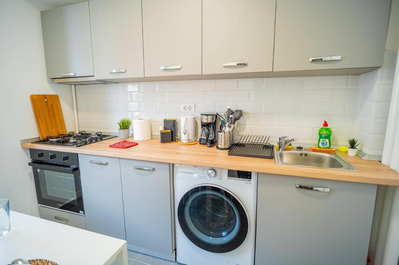 Refreshingly Chic: Newly Renovated 2Br Apartment Bukares Bagian luar foto