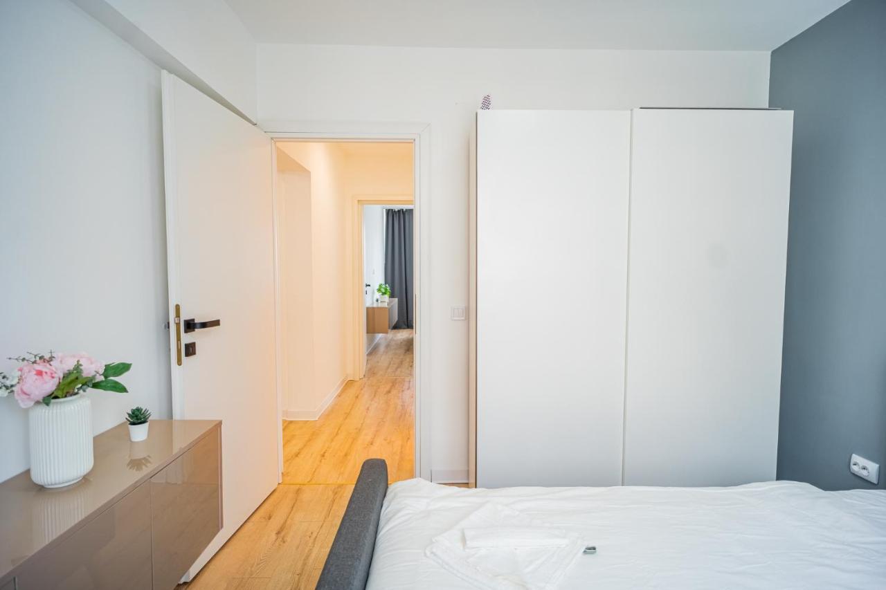 Refreshingly Chic: Newly Renovated 2Br Apartment Bukares Bagian luar foto