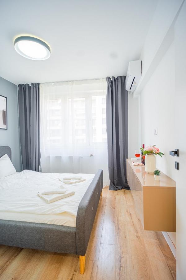 Refreshingly Chic: Newly Renovated 2Br Apartment Bukares Bagian luar foto