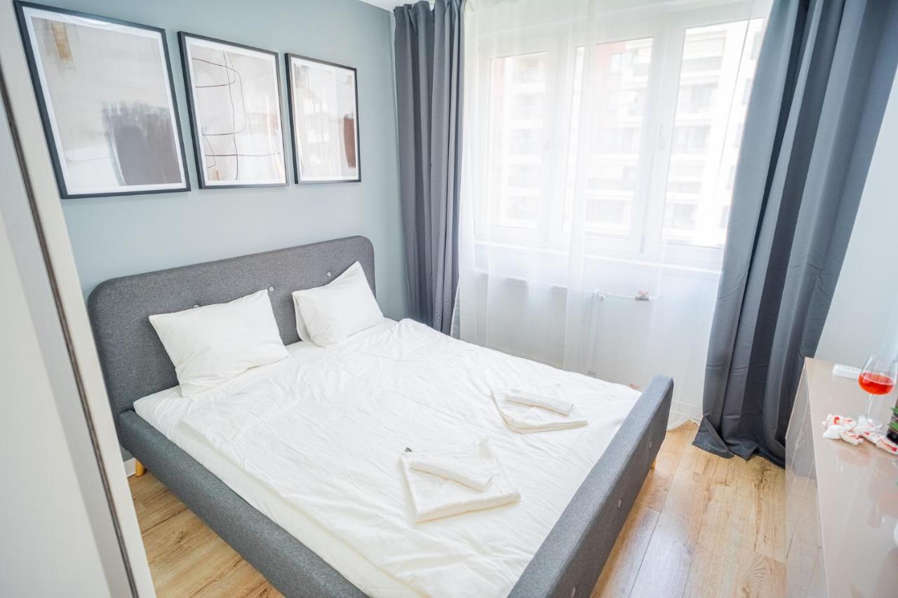 Refreshingly Chic: Newly Renovated 2Br Apartment Bukares Bagian luar foto